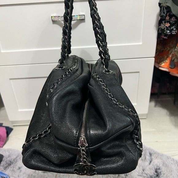 CHANEL Large Chain Trim Luxe Ligne Bowler Boston Bag - Picture 3 of 14